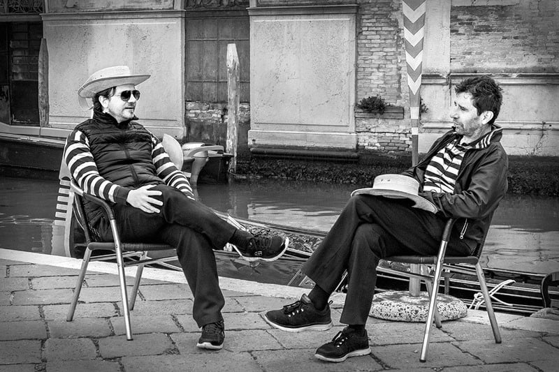gondoliers-relaxing-venice-version-2
