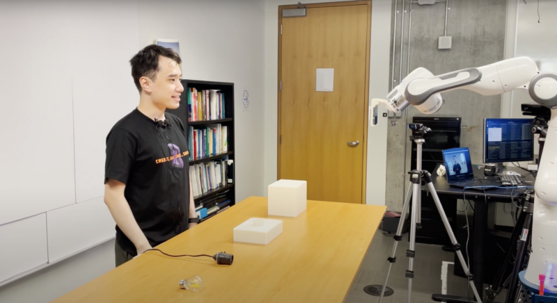 Stargazer robot filming a tutorial